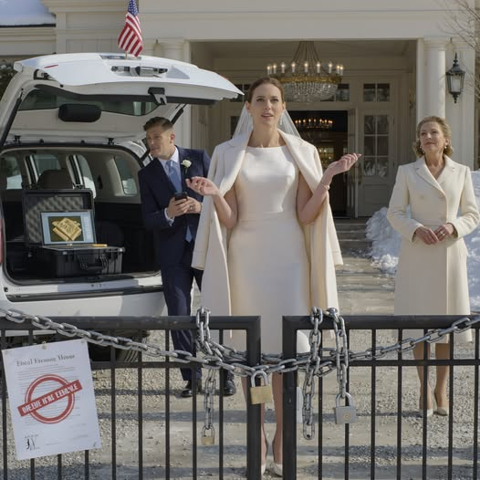 Je suis arrivée à mon lieu de mariage dans une robe de soie et j’ai trouvé une porte à cadenas, un contrat annulé, et un dépôt de 15 000 $ ma future mère en droit pensait que je pleurerais et courrais à son country club, mais elle a oublié que j’étais la femme qui a prévu des convois militaires pour une vie