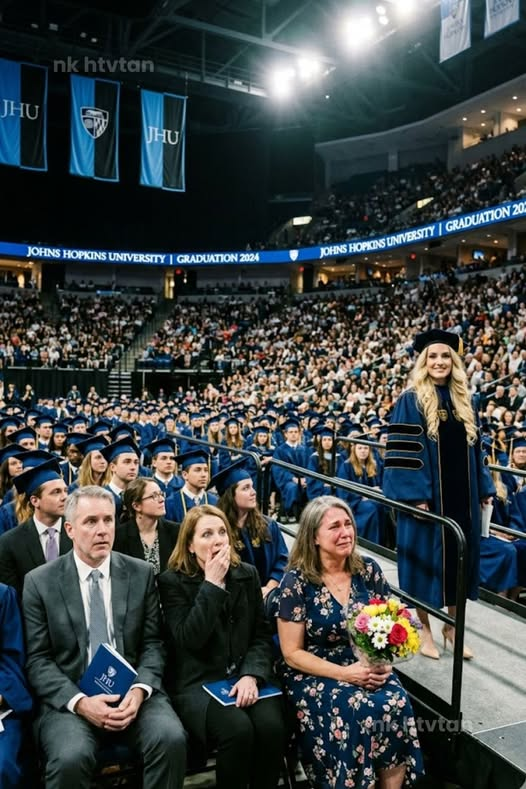 vf À mon diplôme, les parents qui m’ont abandonné pendant le traitement du cancer étaient assis dans des sièges réservés comme ils avaient gagné le droit d’être fiers. Ils ont chuchoté que j’ai…