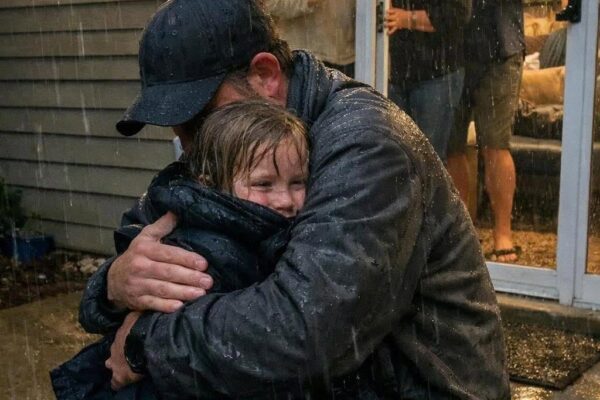 “Papa, dis-lui de me laisser entrer.” — La nuit où ma femme a enfermé ma fille de six ans dehors sous la pluie m’a changé pour toujours, je briserai n’importe quelle porte et mettrai fin à toute relation pour protéger mes enfants