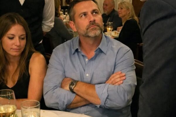Notre dîner d’anniversaire a été gâché par un serveur grossier qui a exigé un pourboire – “C’est une règle non écrite”, a déclaré le directeur – mais lorsque j’ai refusé de payer pour manque de respect et que j’ai parlé, la vérité est sortie et le restaurant a regretté la façon dont ils nous ont traités.