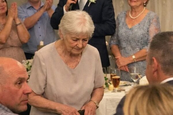 J’ai élevé le fils de mon cousin dès l’âge de cinq ans et payé son mariage – mais quand il a remercié une autre femme comme étant sa « vraie mère » devant tout le monde, je me suis éloigné tranquillement, j’ai repris ma vie et je l’ai laissé enfin apprendre ce que l’amour n’est pas
