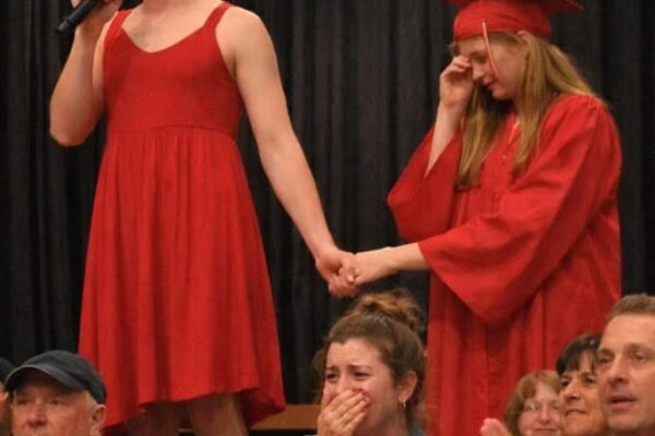 J’ai élevé mon fils seule en tant que mère adolescente – lors de l’obtention de son diplôme, il est monté sur scène en robe rouge, a stupéfié tout l’auditorium et ce qui s’est passé ensuite a laissé tout le monde en larmes