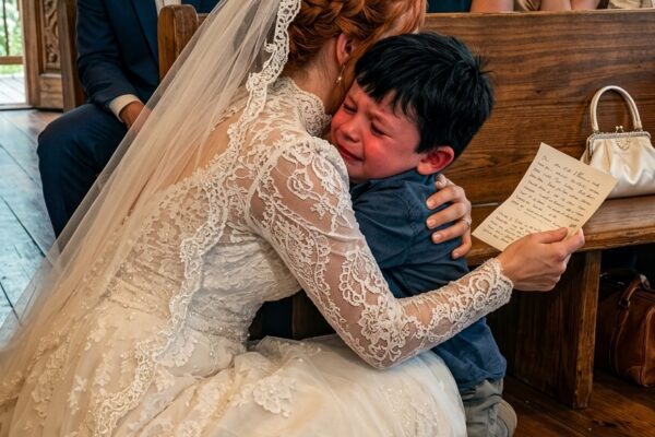 La mariée a soudainement interrompu ses vœux de mariage et s’est tournée vers le fils du marié, âgé de quatre ans. “J’ai écrit ces mots pour toi aussi”, a-t-elle dit, et lorsque le petit garçon lui a répondu, toute la chapelle s’est effondrée en larmes.