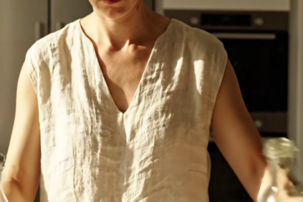 Ma belle-mère a insisté pour reprendre notre chambre principale, puis elle m’a enfermé dehors et n’a pas voulu ouvrir la porte… Je tremble encore