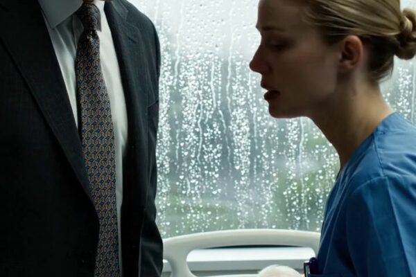 Les urgences ont gelé quand Emma Carter, une infirmière débutante en gommage bleu clair, a été escortée pour avoir aidé un ancien vétéran blessé avant que sa paperasse ne soit terminée. Nouvelles