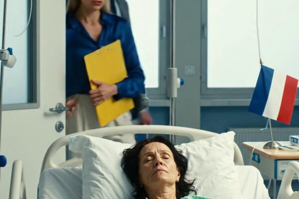 Je me suis réveillé dans un lit d’hôpital mais je n’ai pas ouvert les yeux. Ma mère se pencha et murmura, finalement. Je suis resté parfaitement immobile et reconnaissante, car un moment plus tard, elle a dit…