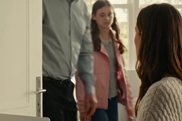 Lors de mon dîner de 18 ans, j’ai tranquillement déplacé mon héritage de plusieurs millions de dollars dans une fiducie privée, juste par précaution. Le lendemain matin, mes parents et ma petite sœur sont entrés dans ma chambre en souriant jusqu’à ce que je leur dise que les papiers qu’ils cherchaient n’étaient plus dans la maison.