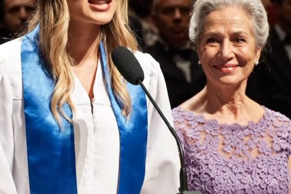 Mes parents m’ont déshonoré le jour où j’ai adopté une petite fille de la famille d’accueil. Quatorze ans plus tard, ils l’ont réclamée de la première rangée jusqu’à ce que Lily retire la lettre qu’ils pensaient avoir cachée pour toujours.