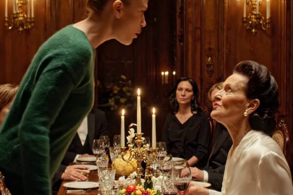 Sa sœur a continué à présenter Emma comme assistante de cabinet d’avocats à Thanksgiving, ne se rendant jamais compte du petit travail qu’elle a licencié attendait déjà la signature d’Emma.