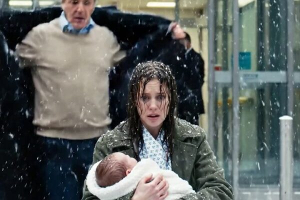 Ma nièce était supposée rentrer chez elle avec son mari et son nouveau-né, mais quand je l’ai trouvée à l’extérieur de l’hôpital dans un froid de chicago, toujours vêtue d’une robe d’hôpital sous un manteau emprunté et embrayant ce bébé comme il était la seule chose qui restait dans son monde, elle m’a donné un message sur sa maison étant prise en charge, ses choses laissées sous le trottoir, et à ce moment-là j’ai réalisé que ce n’était pas un mariage s’écroulant… c’était quelque chose de beaucoup plus délibéré par des gens qui n’avaient aucune idée du numéro dont j’allais composer…