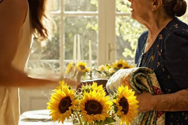 Le jour de la fête des Mères, une fille riche a offert à sa mère âgée un cadeau fait à la main sur la table et lui a fait honte en tant que vieille femme abandonnée et inutile devant toute la famille, jusqu’à ce que son fils de dix ans se lève et brise le mensonge qu’elle avait construit pendant des années.